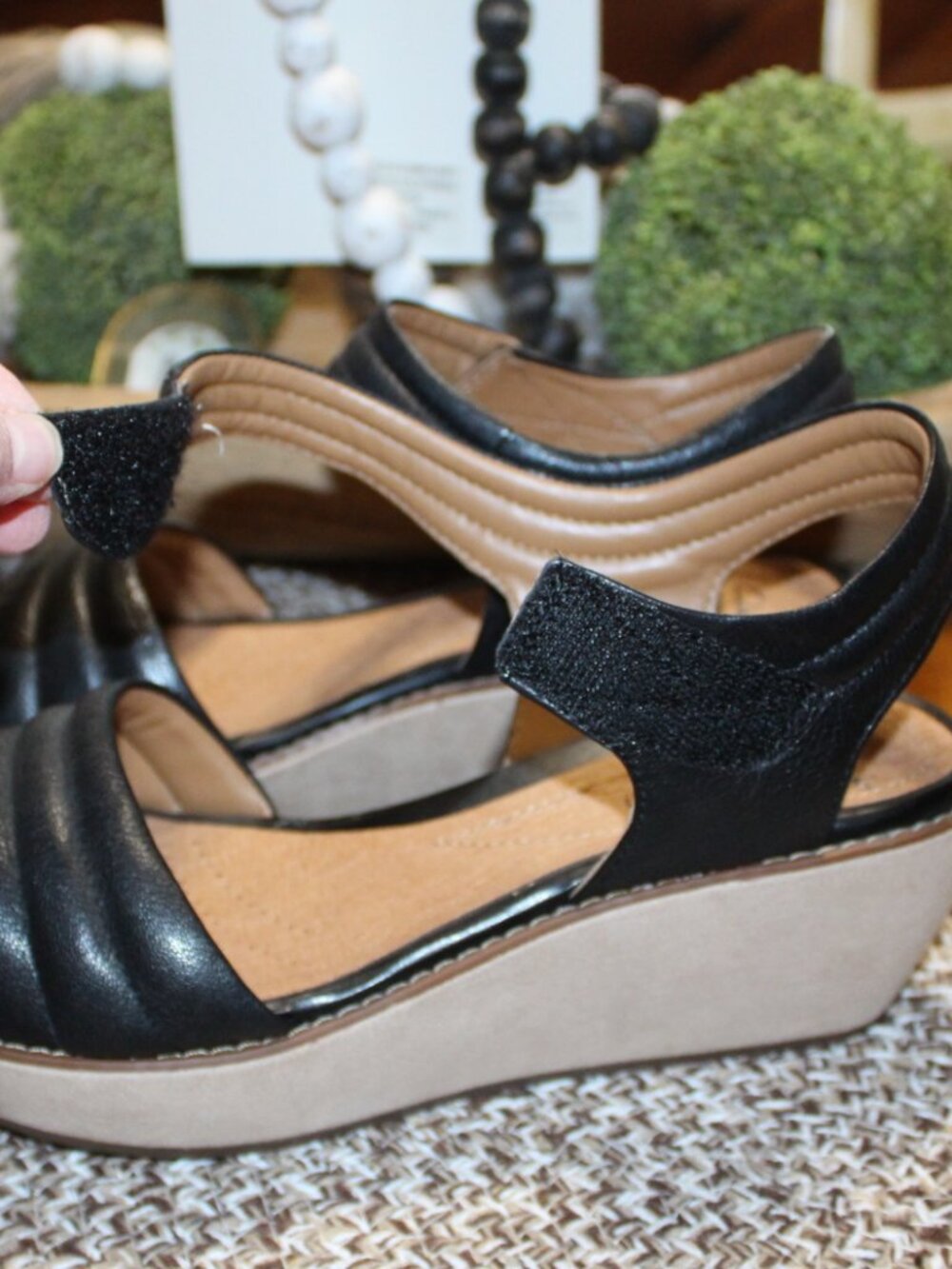 NWT Clark Hazelle Alba Quilted strap wedge sandals 9 1/2 WIDE FABULOUS!! - Picture 4 of 12